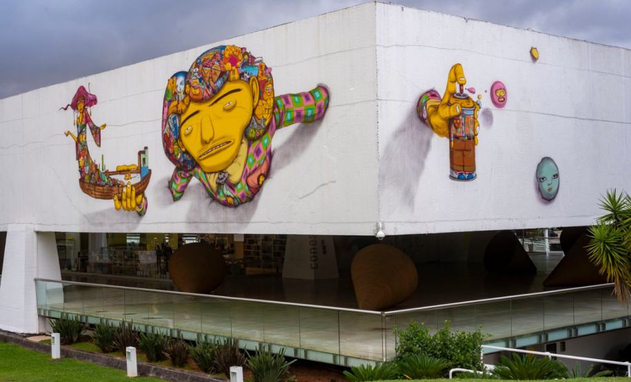 Intervenção d'OSGEMEOS na fachada do MON