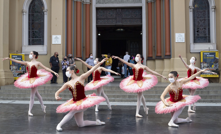 Bailarinas da Escola de Balé Teatro Guaíra se apresentam em frente à Catedral