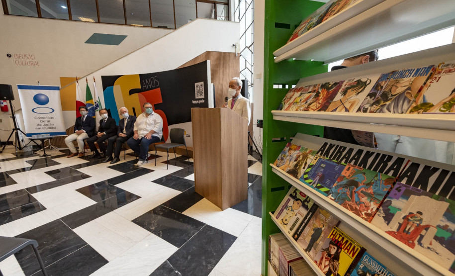 Representantes do Consulado Japonês e da Fundação São Paulo Japão entregam mangás na Biblioteca Pública do Paraná