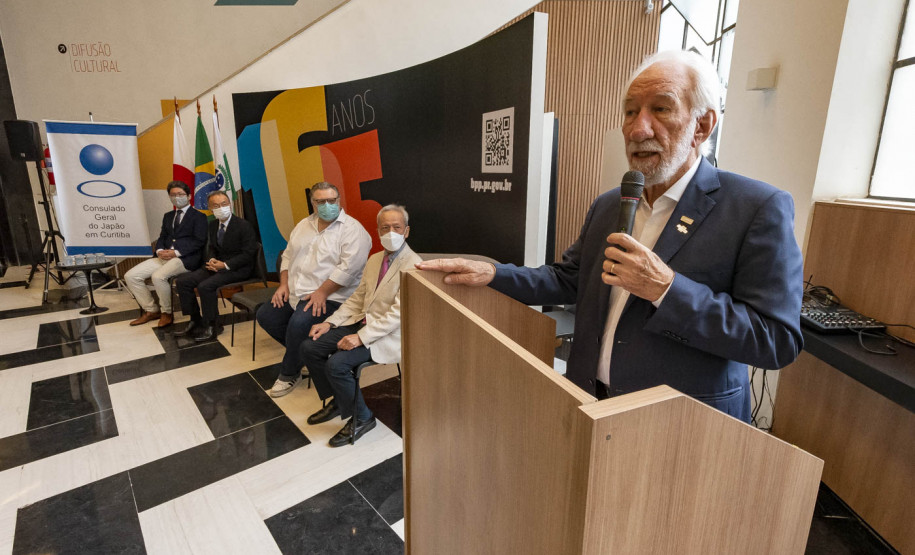 Representantes do Consulado Japonês e da Fundação São Paulo Japão entregam mangás na Biblioteca Pública do Paraná