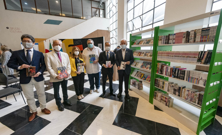Representantes do Consulado Japonês e da Fundação São Paulo Japão entregam mangás na Biblioteca Pública do Paraná