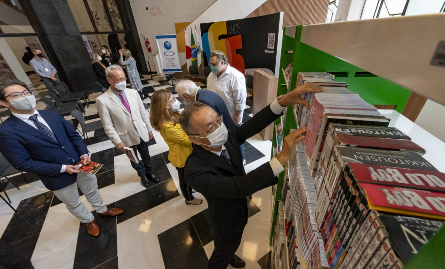 Representantes do Consulado Japonês e da Fundação São Paulo Japão entregam mangás na Biblioteca Pública do Paraná