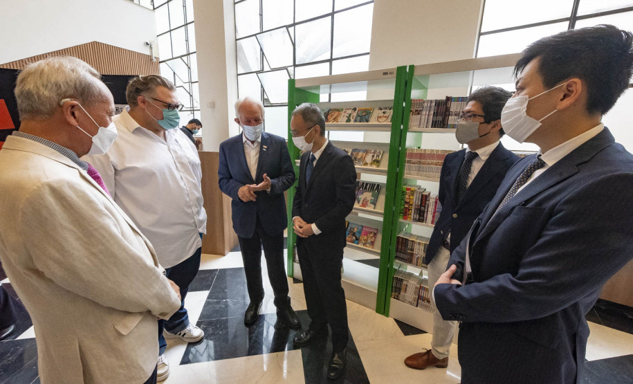 Representantes do Consulado Japonês e da Fundação São Paulo Japão entregam mangás na Biblioteca Pública do Paraná