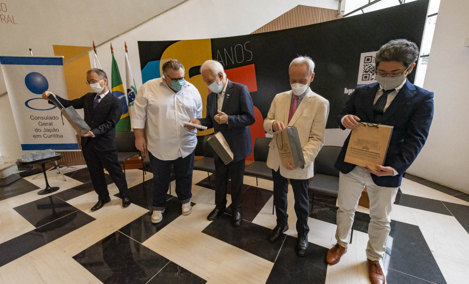 Representantes do Consulado Japonês e da Fundação São Paulo Japão entregam mangás na Biblioteca Pública do Paraná