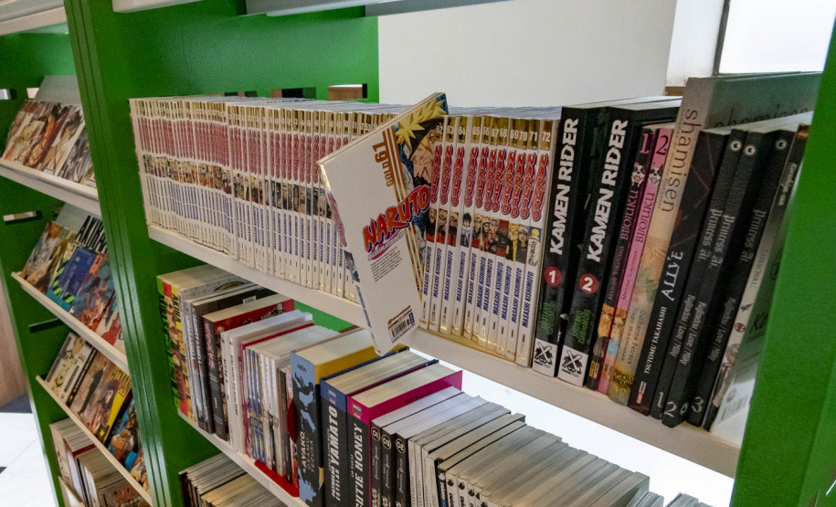 Representantes do Consulado Japonês e da Fundação São Paulo Japão entregam mangás na Biblioteca Pública do Paraná