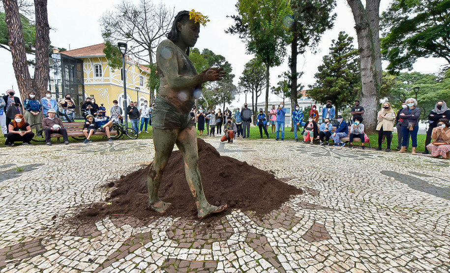 O MUPA recebeu no sábado e domingo a mestre em biologia e artista indígena contemporânea Uýra, diretamente da Amazônia Central