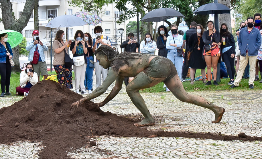 O MUPA recebeu no sábado e domingo a mestre em biologia e artista indígena contemporânea Uýra, diretamente da Amazônia Central