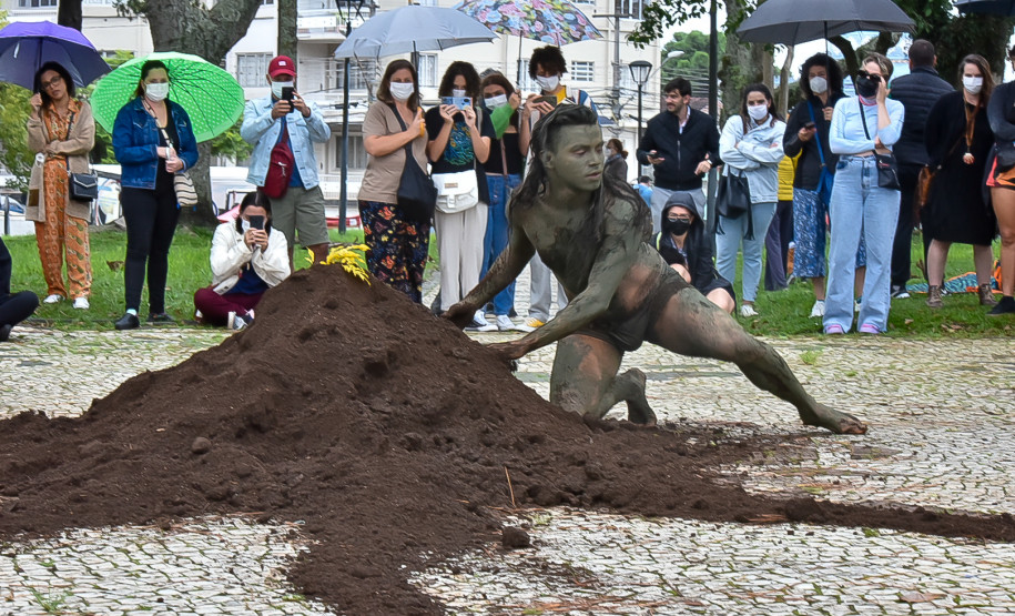 O MUPA recebeu no sábado e domingo a mestre em biologia e artista indígena contemporânea Uýra, diretamente da Amazônia Central