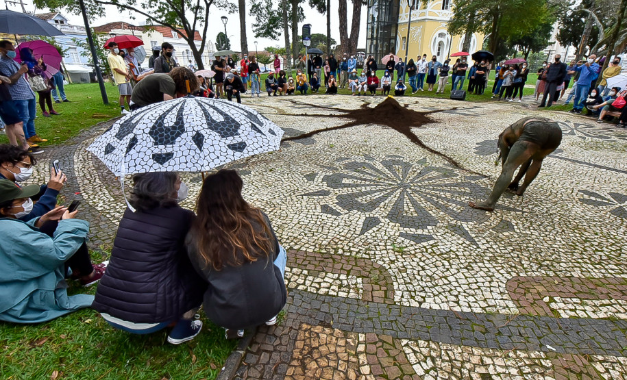 O MUPA recebeu no sábado e domingo a mestre em biologia e artista indígena contemporânea Uýra, diretamente da Amazônia Central