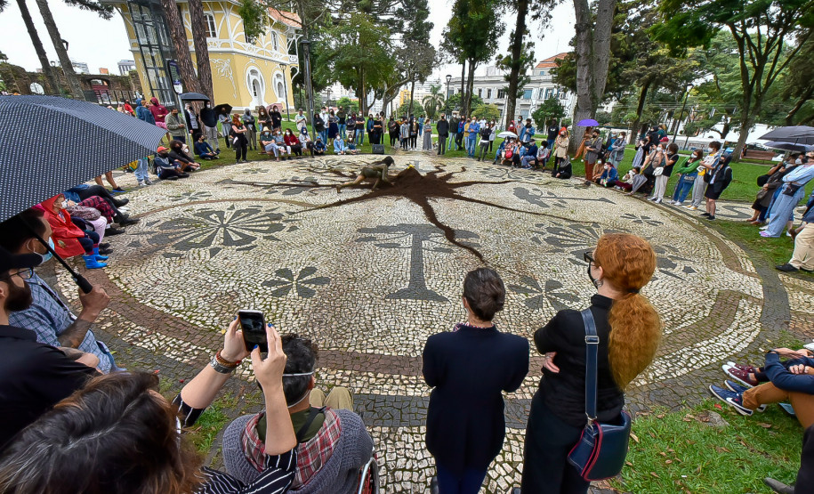 O MUPA recebeu no sábado e domingo a mestre em biologia e artista indígena contemporânea Uýra, diretamente da Amazônia Central
