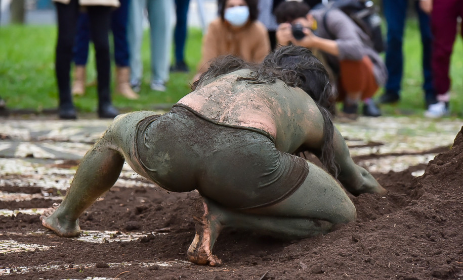 O MUPA recebeu no sábado e domingo a mestre em biologia e artista indígena contemporânea Uýra, diretamente da Amazônia Central