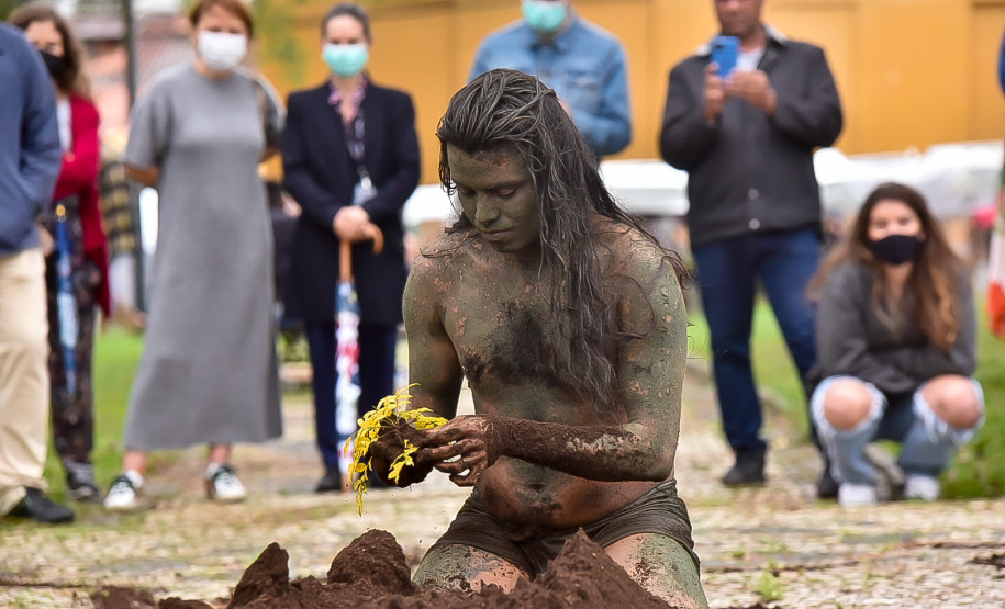 O MUPA recebeu no sábado e domingo a mestre em biologia e artista indígena contemporânea Uýra, diretamente da Amazônia Central