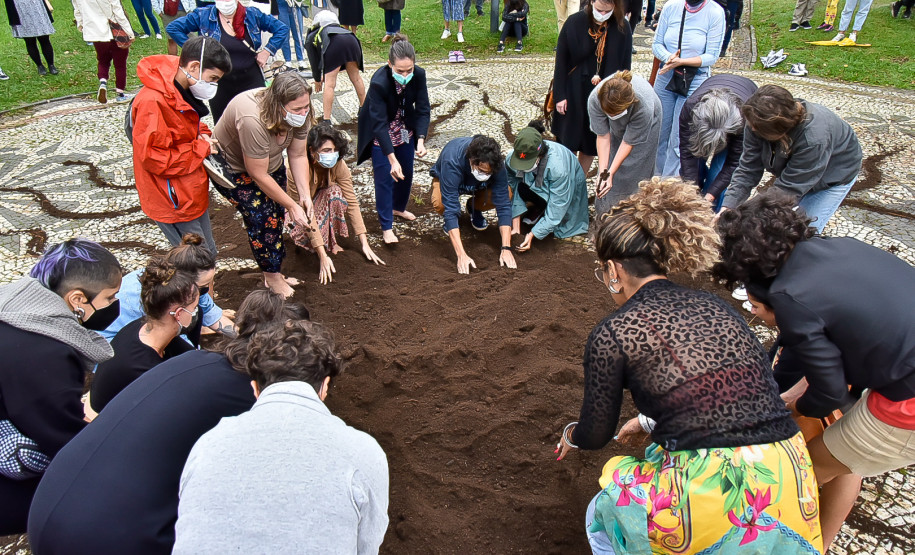 O MUPA recebeu no sábado e domingo a mestre em biologia e artista indígena contemporânea Uýra, diretamente da Amazônia Central