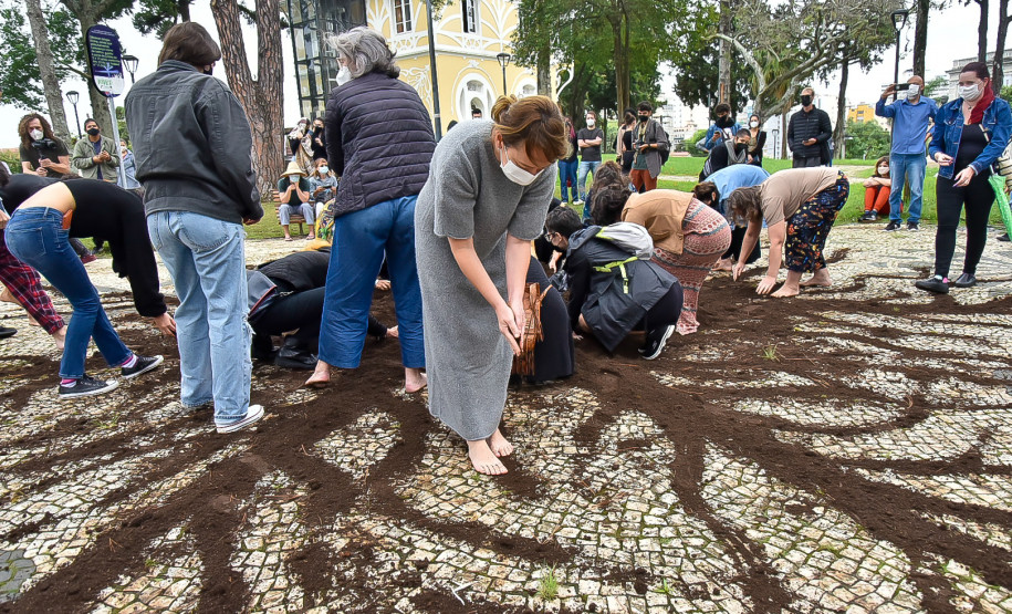 O MUPA recebeu no sábado e domingo a mestre em biologia e artista indígena contemporânea Uýra, diretamente da Amazônia Central
