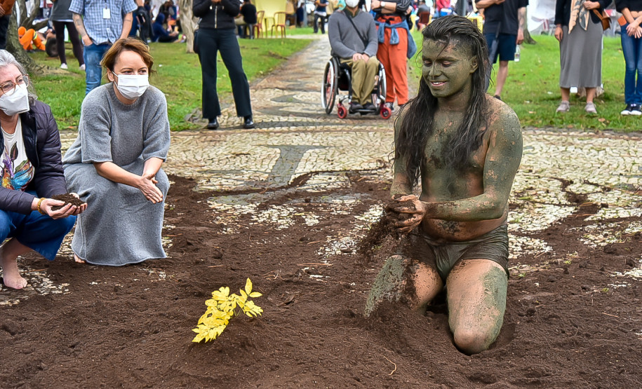 O MUPA recebeu no sábado e domingo a mestre em biologia e artista indígena contemporânea Uýra, diretamente da Amazônia Central
