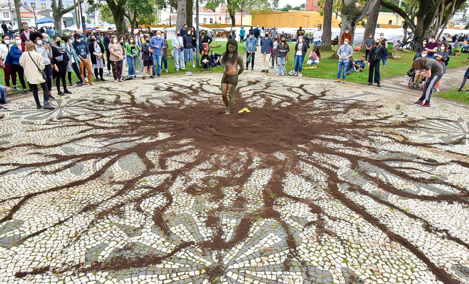 O MUPA recebeu no sábado e domingo a mestre em biologia e artista indígena contemporânea Uýra, diretamente da Amazônia Central