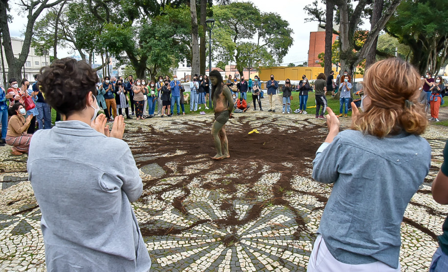 O MUPA recebeu no sábado e domingo a mestre em biologia e artista indígena contemporânea Uýra, diretamente da Amazônia Central