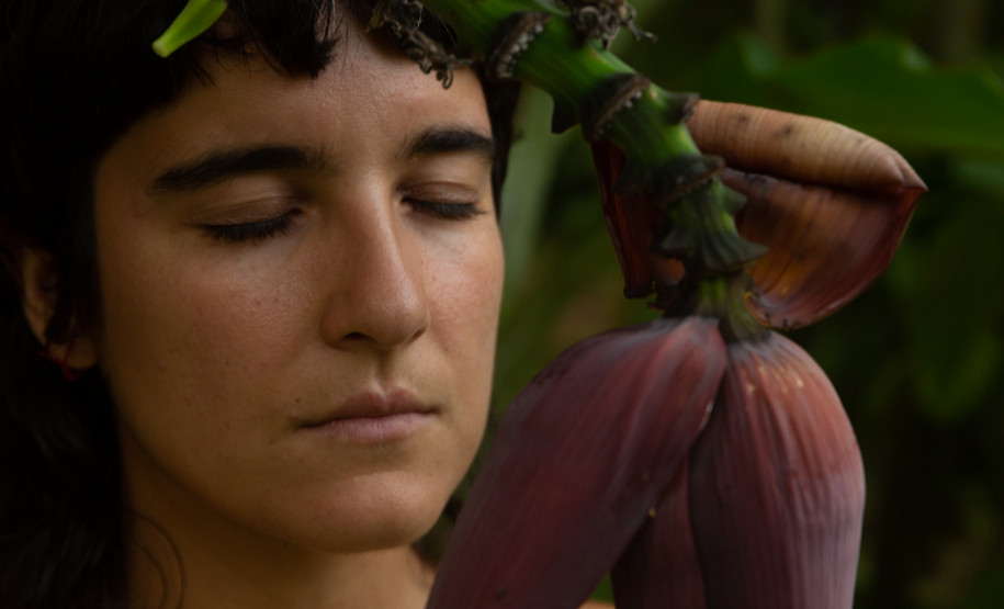 Bia Figueiredo na performance "Polvo"