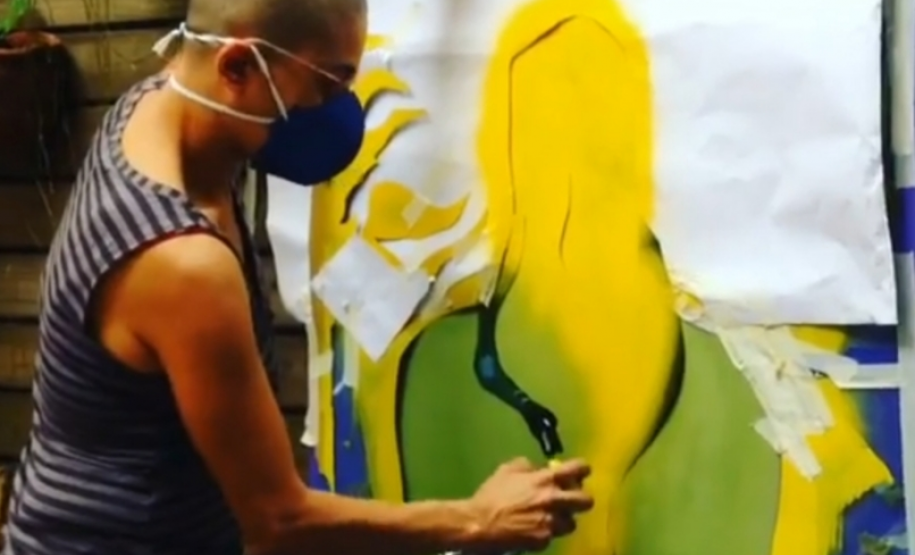 Ivana trabalha com tintas