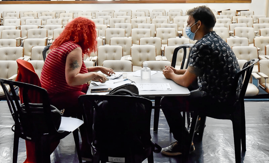 Trabalhadores da cultura são entrevistados para o Festival de Teatro de Curitiba