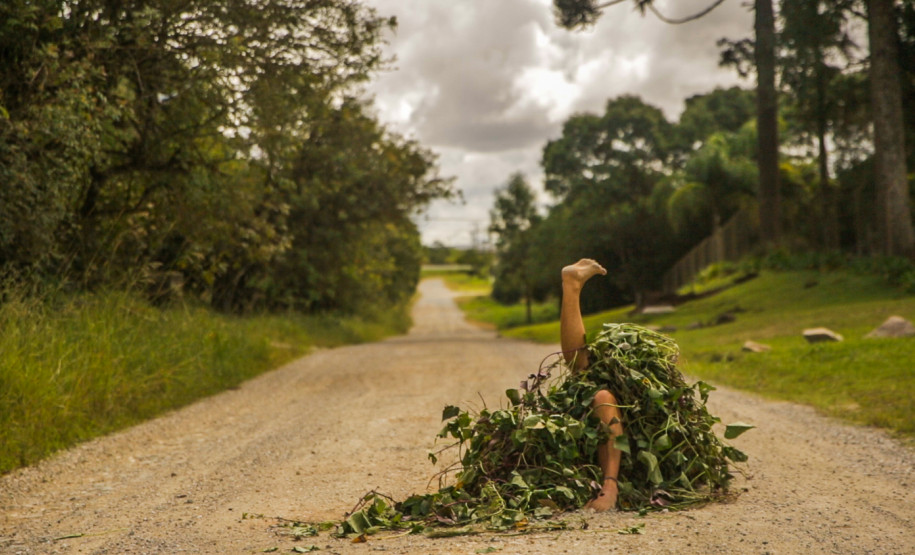 Bia Figueiredo na performance "Polvo"