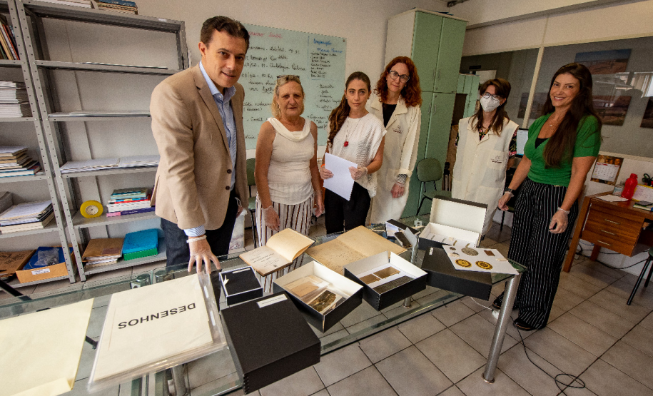 Equipe de conservadoras entrega documentos de Alfredo Andersen para o Museu