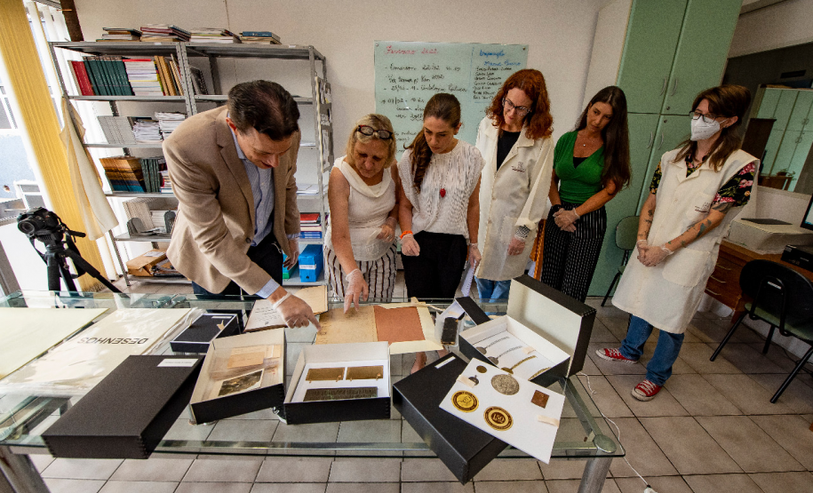 Equipe de conservadoras entrega documentos de Alfredo Andersen para o Museu