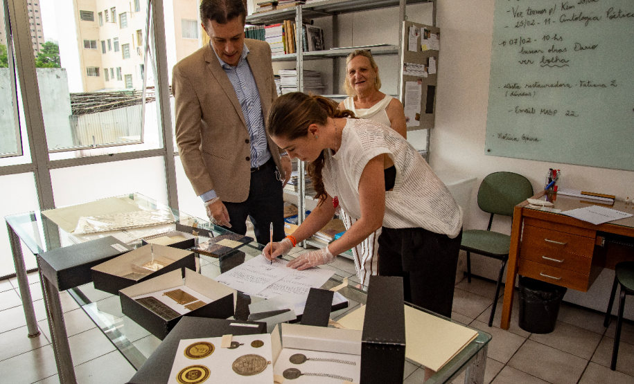 Equipe de conservadoras entrega documentos de Alfredo Andersen para o Museu