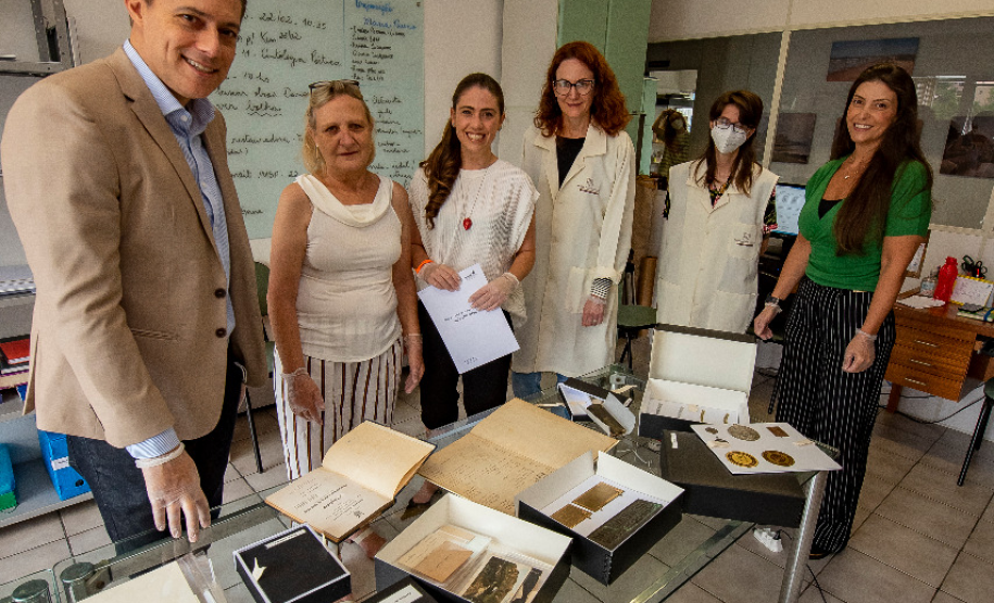Equipe de conservadoras entrega documentos de Alfredo Andersen para o Museu