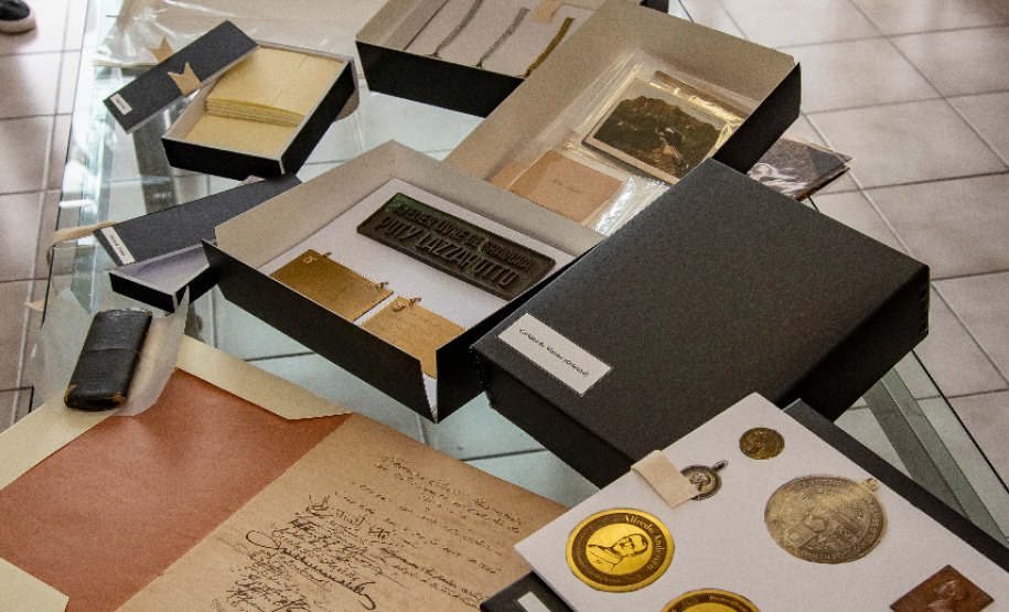 Equipe de conservadoras entrega documentos de Alfredo Andersen para o Museu