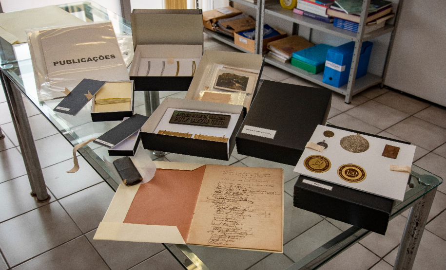 Equipe de conservadoras entrega documentos de Alfredo Andersen para o Museu