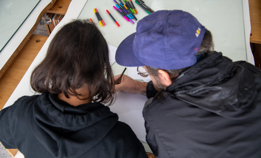 Oficina de desenho com OSGEMEOS. Foto: Comunicação TJPR