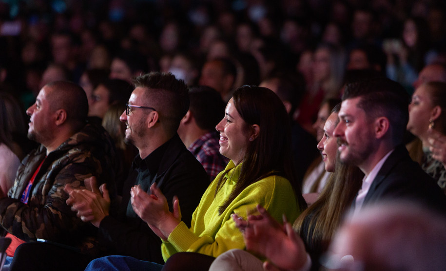 Público vibra com concerto sertanejo da Orquestra Sinfônica na catedral de Cascavel