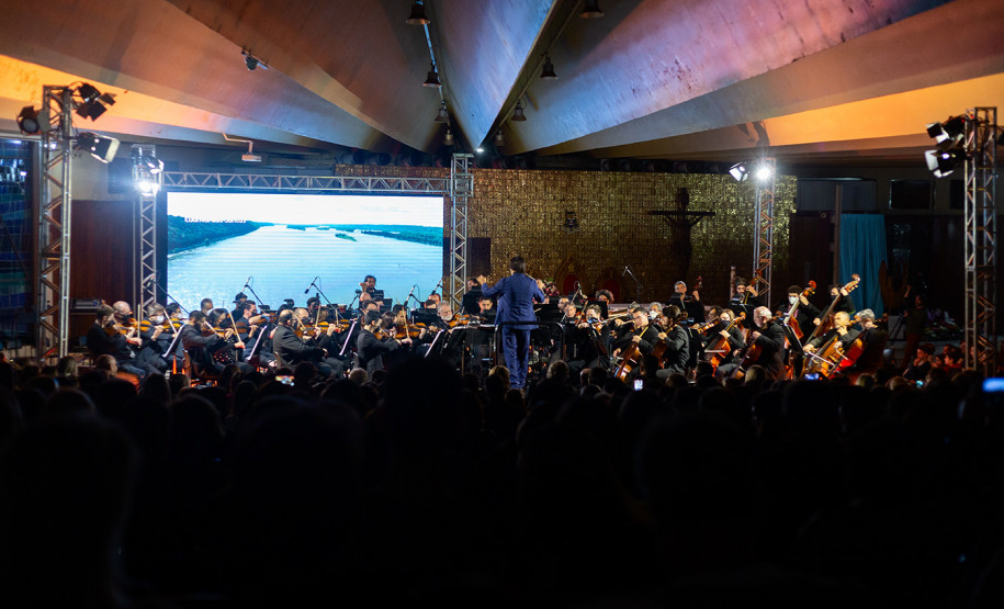 Público vibra com concerto sertanejo da Orquestra Sinfônica na catedral de Cascavel