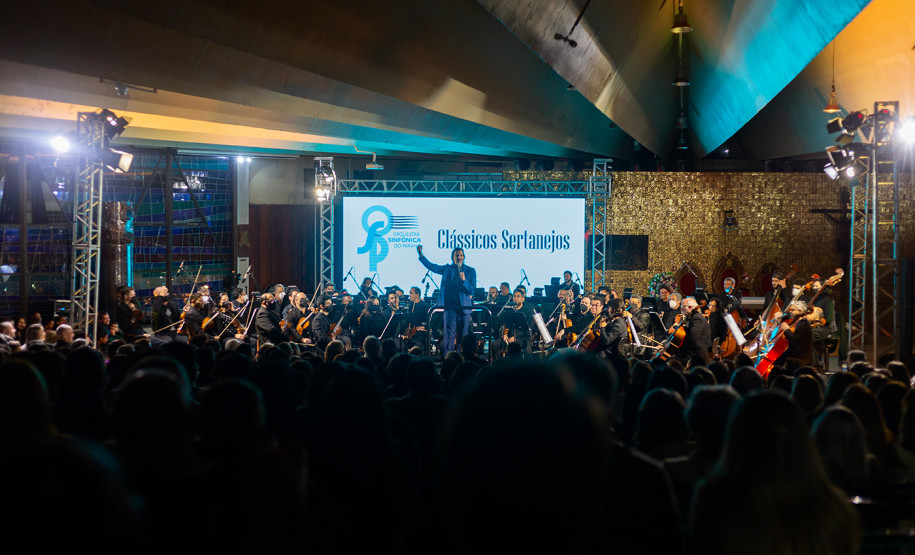 Público vibra com concerto sertanejo da Orquestra Sinfônica na catedral de Cascavel