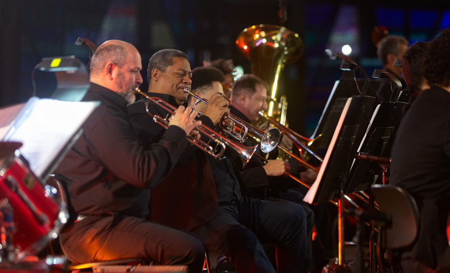 Público vibra com concerto sertanejo da Orquestra Sinfônica na catedral de Cascavel