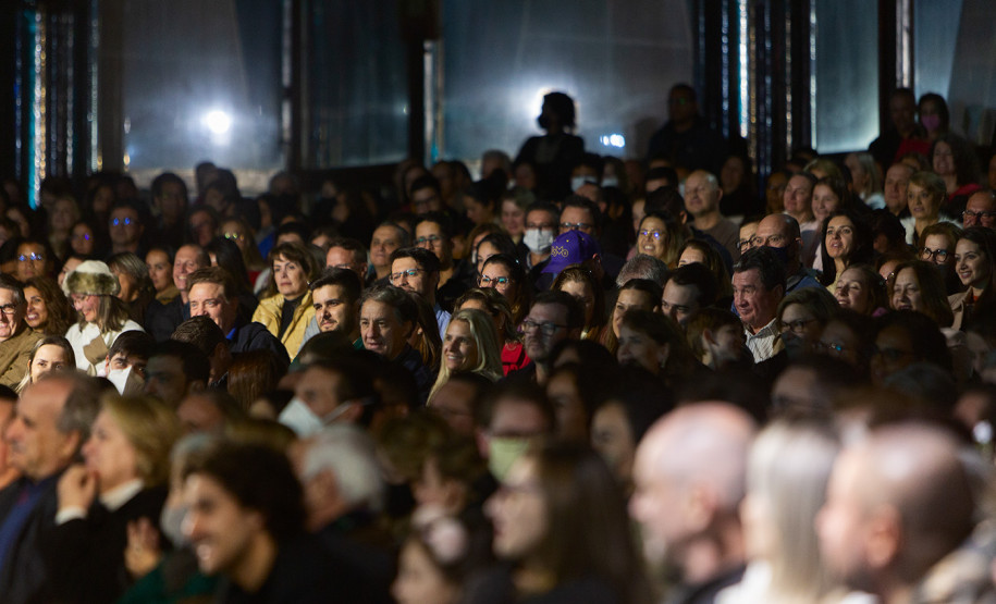 Público vibra com concerto sertanejo da Orquestra Sinfônica na catedral de Cascavel
