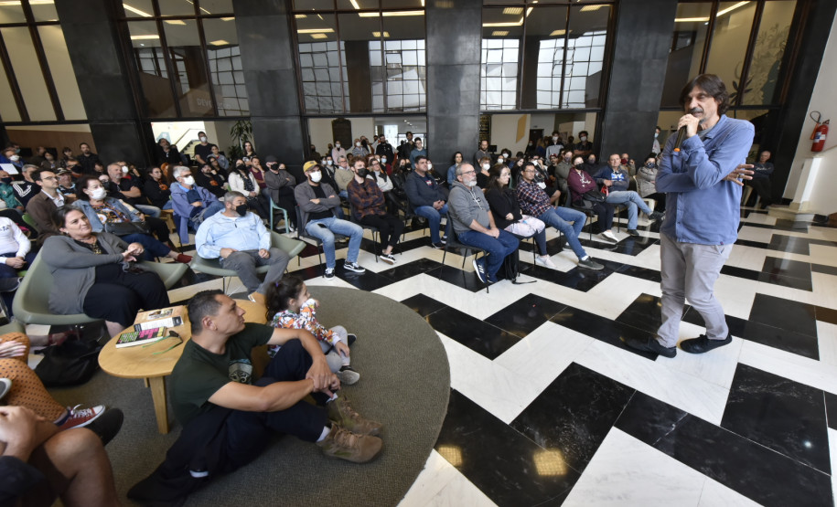 Eduardo Bueno dá palestra sobre a história do Brasil na Biblioteca Pública do Paraná