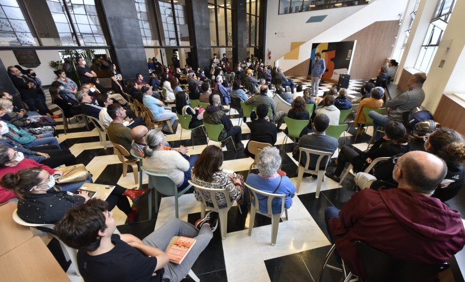 Eduardo Bueno dá palestra sobre a história do Brasil na Biblioteca Pública do Paraná