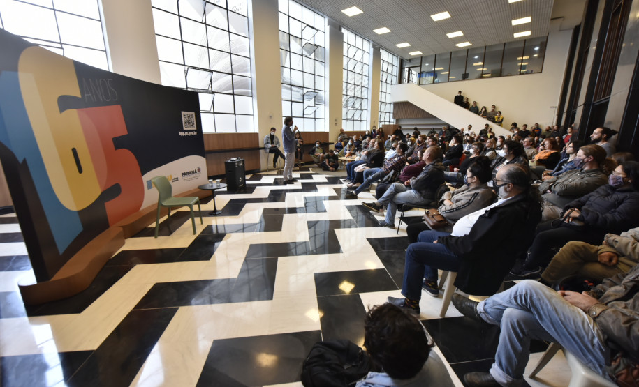 Eduardo Bueno dá palestra sobre a história do Brasil na Biblioteca Pública do Paraná