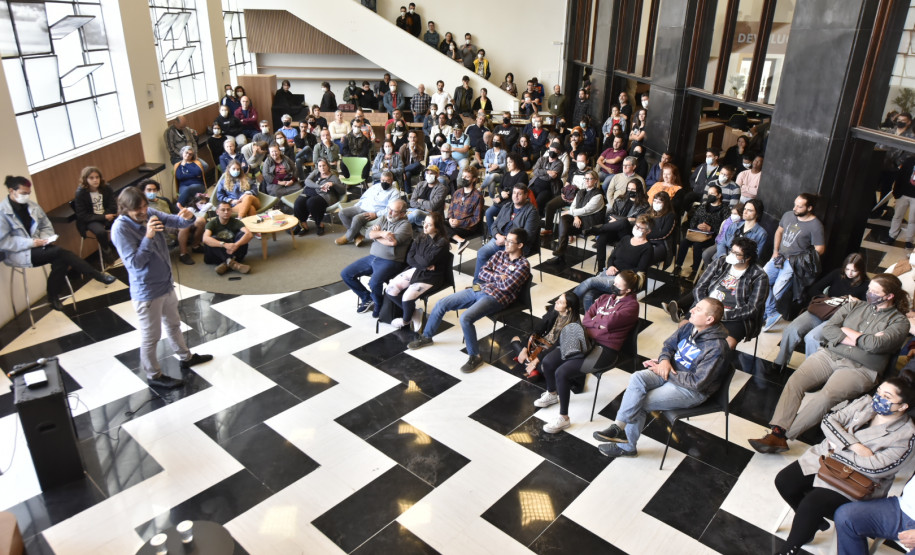 Eduardo Bueno dá palestra sobre a história do Brasil na Biblioteca Pública do Paraná