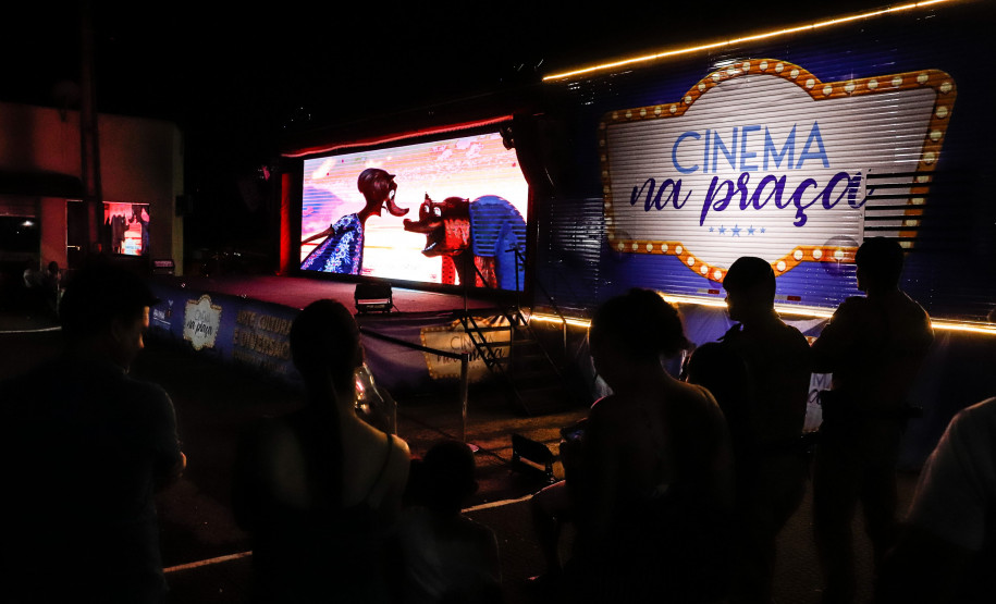 Público no cinema na praça