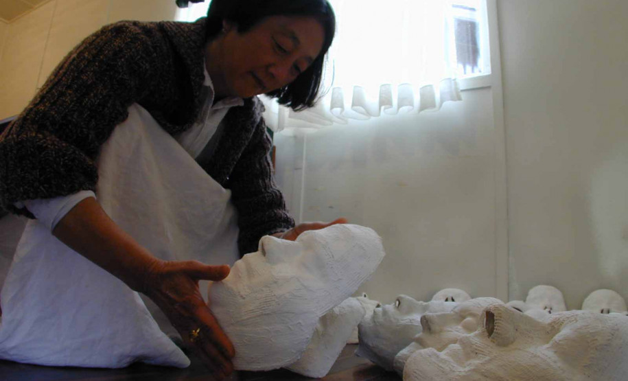 Alice Yamamura com suas máscaras de gesso