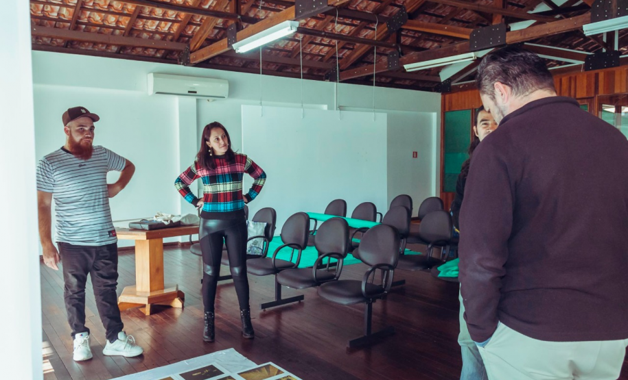 Montagem da exposição Iluminuras de Marafigo em Telêmaco Borba