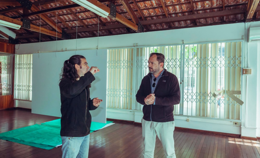 Montagem da exposição Iluminuras de Marafigo em Telêmaco Borba