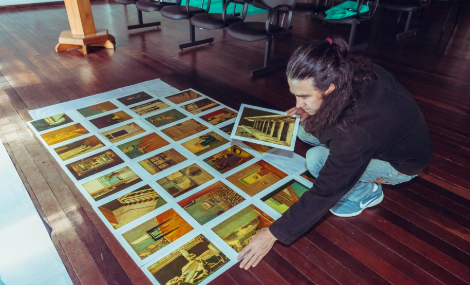 Montagem da exposição Iluminuras de Marafigo em Telêmaco Borba