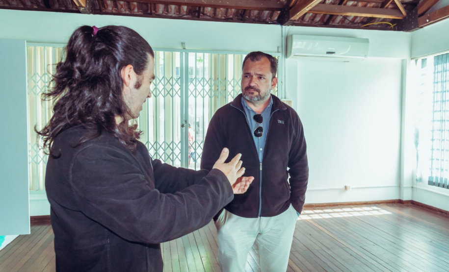 Montagem da exposição Iluminuras de Marafigo em Telêmaco Borba