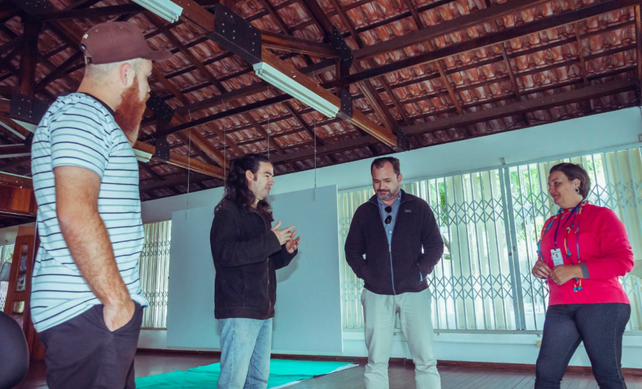 Montagem da exposição Iluminuras de Marafigo em Telêmaco Borba