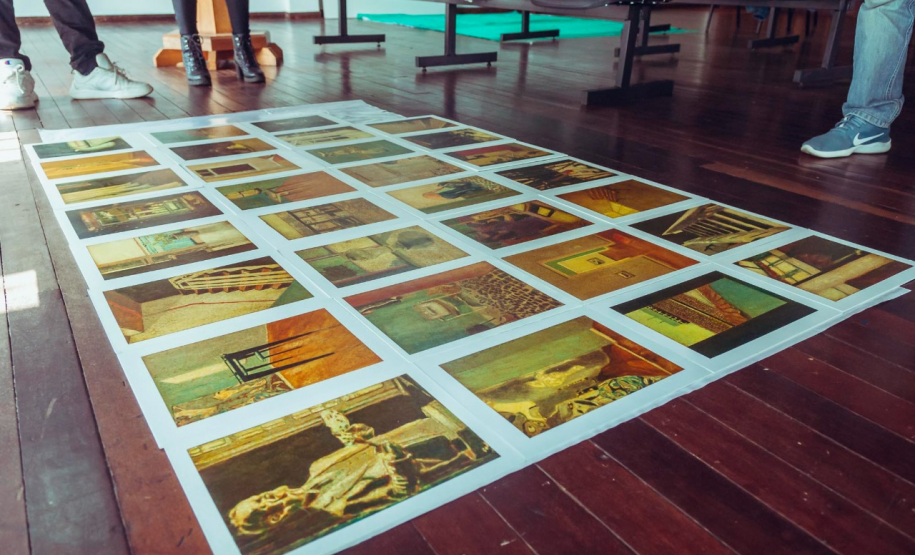 Montagem da exposição Iluminuras de Marafigo em Telêmaco Borba