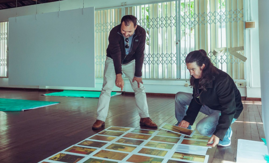 Montagem da exposição Iluminuras de Marafigo em Telêmaco Borba